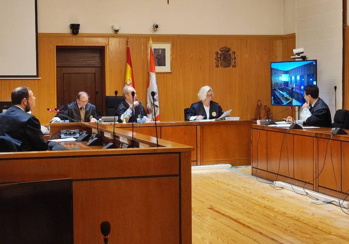 El acusado declara en la Audiencia de Valladolid desde el monitor.