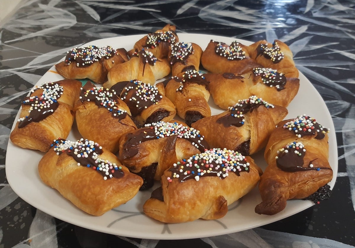 Mini croissants de chocolate listos para disfrutar.