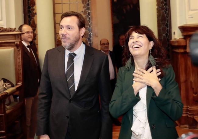 Óscar Puente y Ana Redondo acceden a su último Pleno, en el que renunciaban a sus actas de concejales tras su nombramiento como ministros.