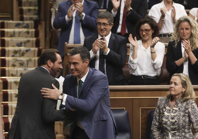 Pedro Sánchez felicita a Óscar Puente tras su discurso de réplica a la investidura de Alberto Núñez Feijóo.