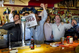 Los responsables de un bar de la localidad ibicenca de Santa Eulalia celebran haber vendido varios décimos del número 01568, uno de los quintos premios del sorteo.