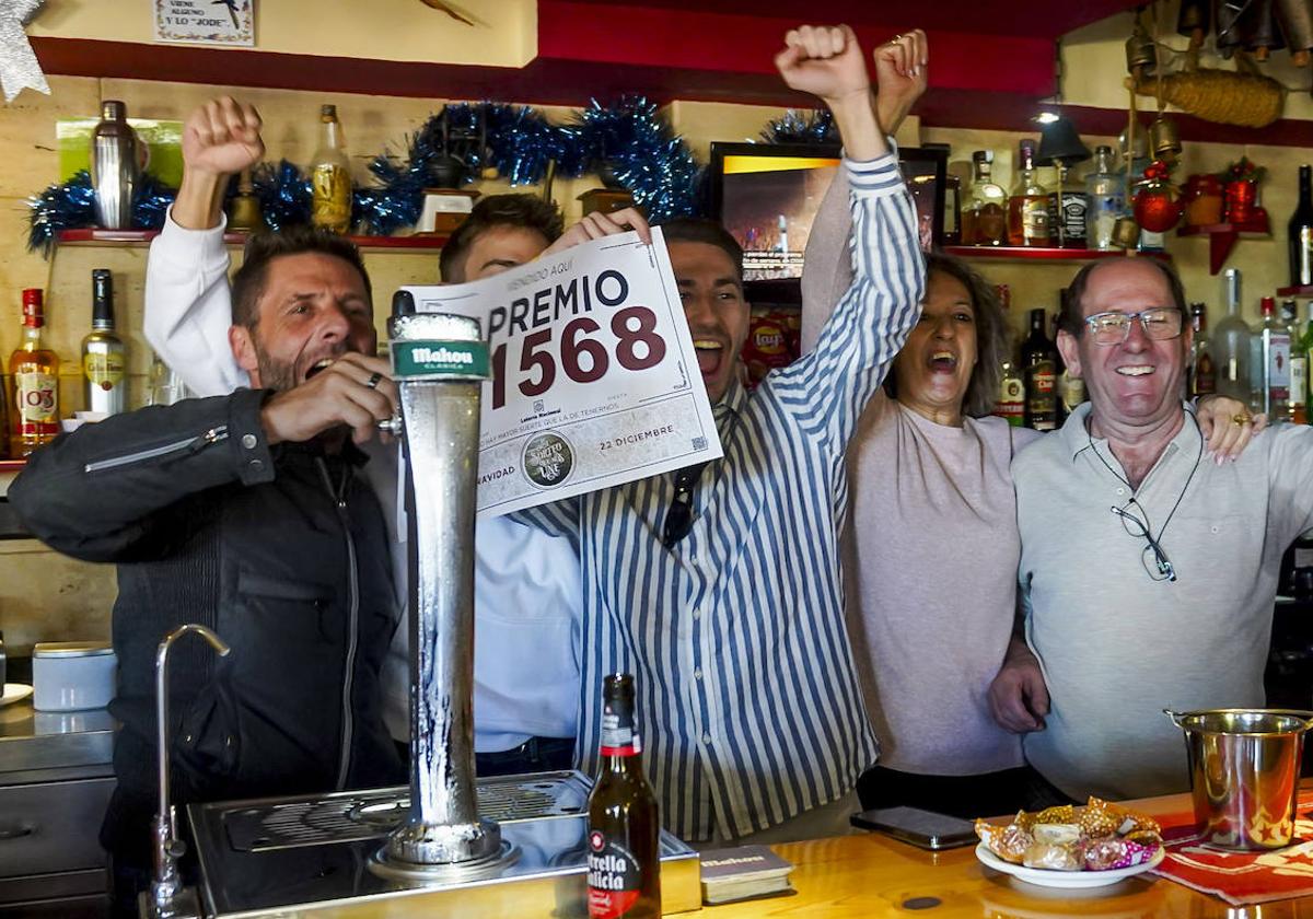 Los responsables de un bar de la localidad ibicenca de Santa Eulalia celebran haber vendido varios décimos del número 01568, uno de los quintos premios del sorteo.