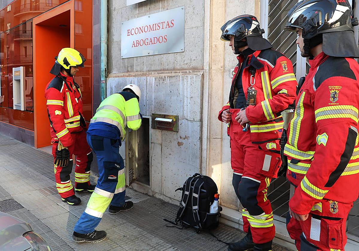 Los bomberos y un técnico de la empresa suministradora, en la intervención por el escape de gas, este mediodía frente a la iglesia de San Lázaro.