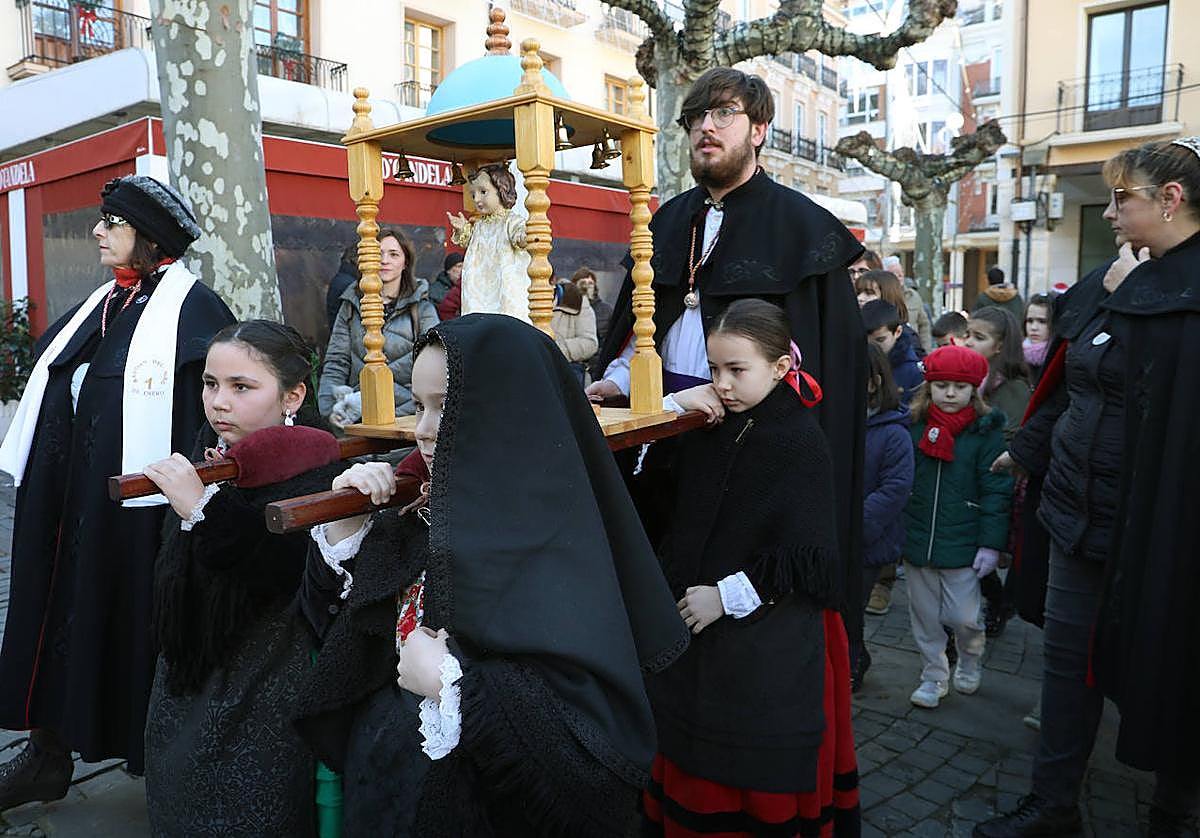 Niños de la cofradía portan este sábado las andas con la imagen del Niño al entrar en la Plaza Mayor.