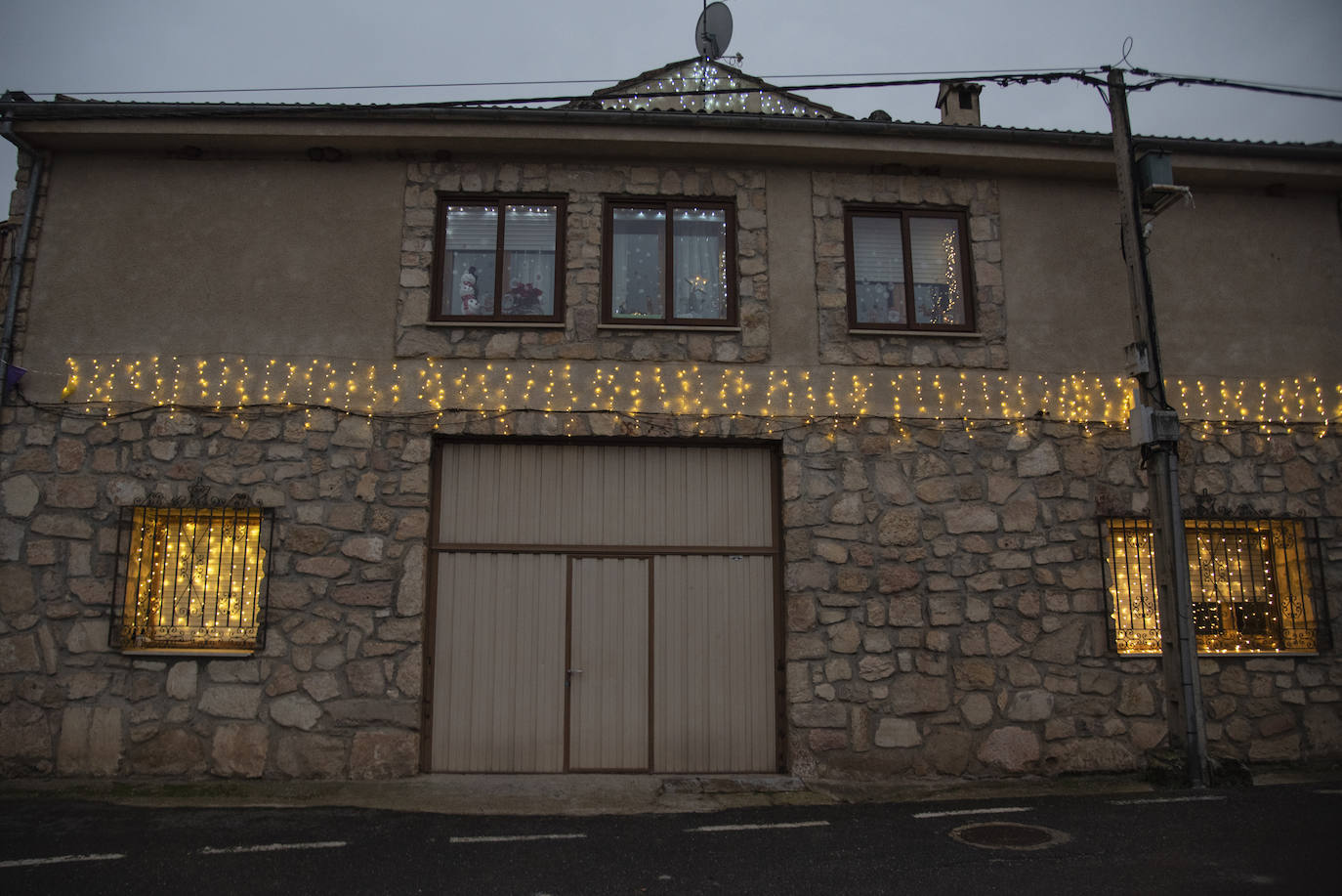 La iluminación navideña en Caballar, en imágenes