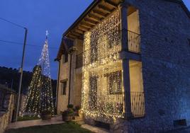Iluminación navideña en casas y calles de Caballar