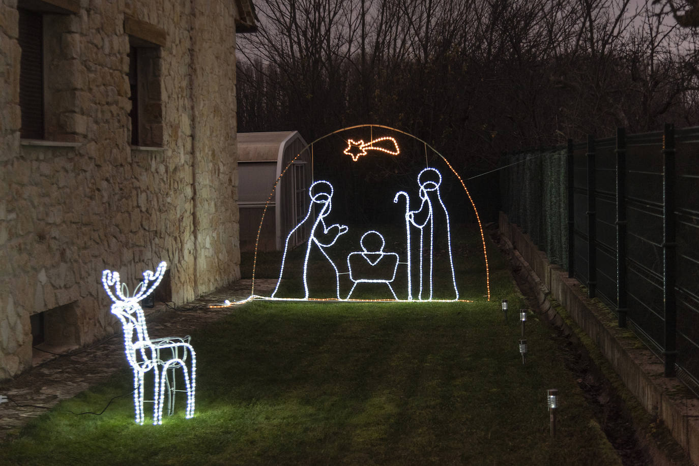 La iluminación navideña en Caballar, en imágenes