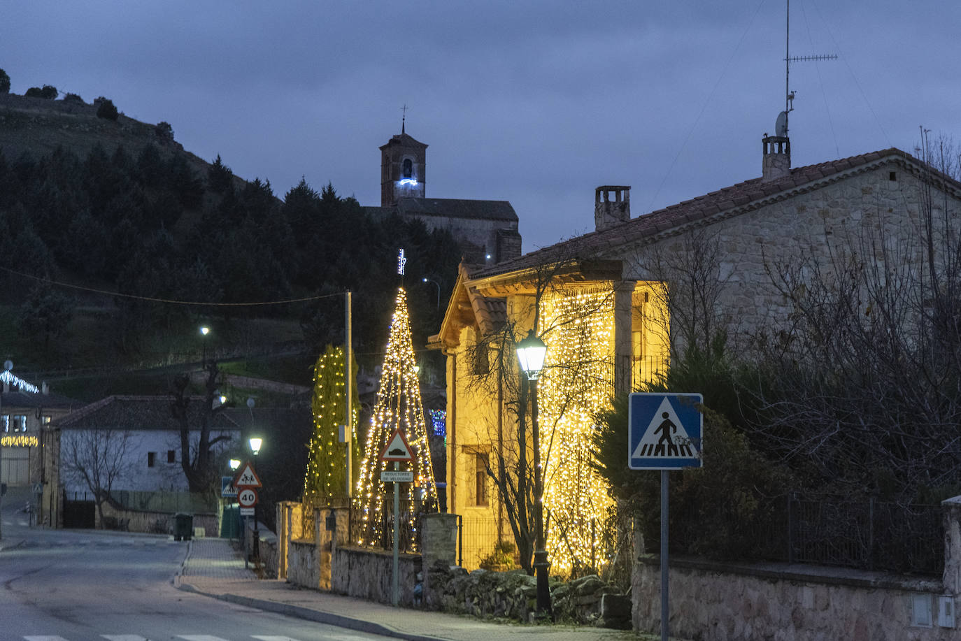 La iluminación navideña en Caballar, en imágenes