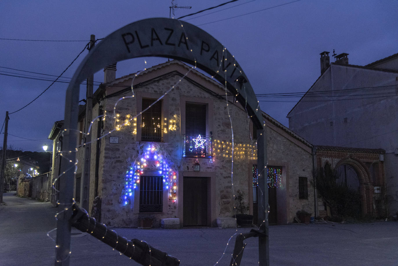 La iluminación navideña en Caballar, en imágenes