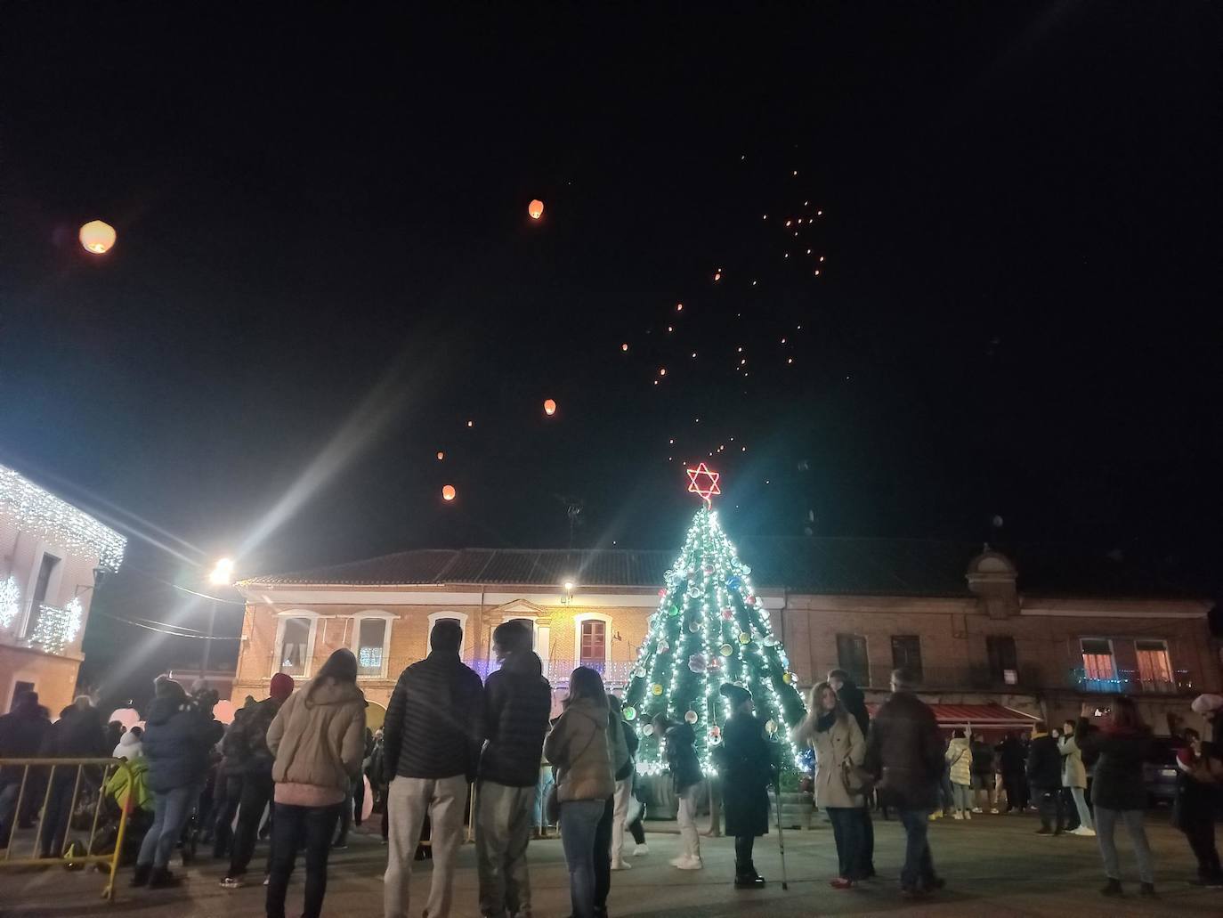 El lanzamiento de farolillos en varios pueblos de Valladolid, en imágenes