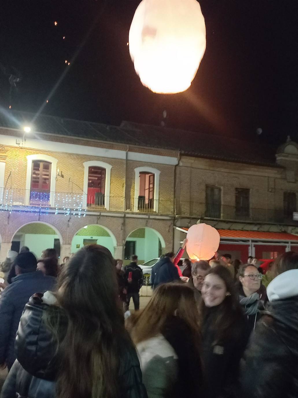 El lanzamiento de farolillos en varios pueblos de Valladolid, en imágenes