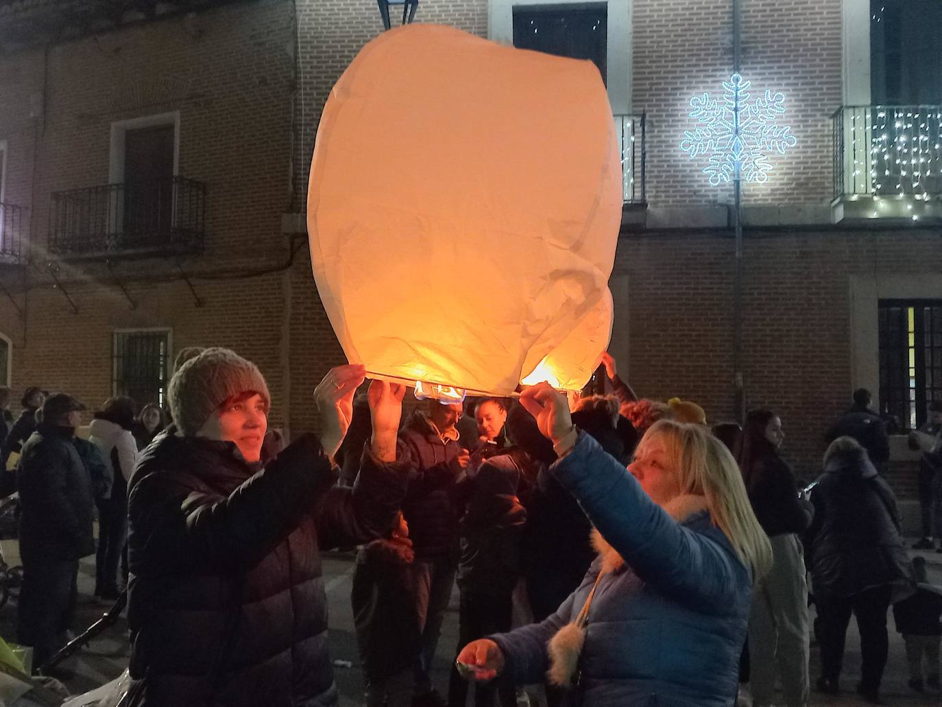 El lanzamiento de farolillos en varios pueblos de Valladolid, en imágenes