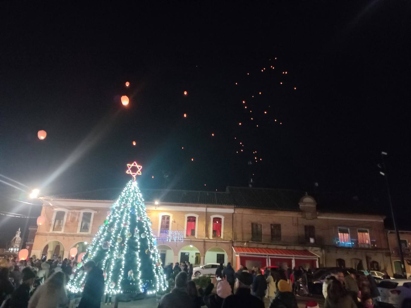 El lanzamiento de farolillos en varios pueblos de Valladolid, en imágenes