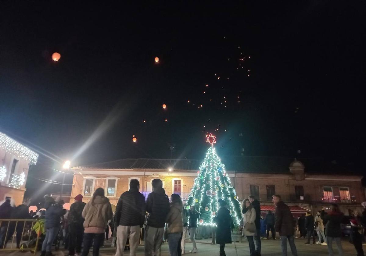 El lanzamiento de farolillos en varios pueblos de Valladolid, en imágenes