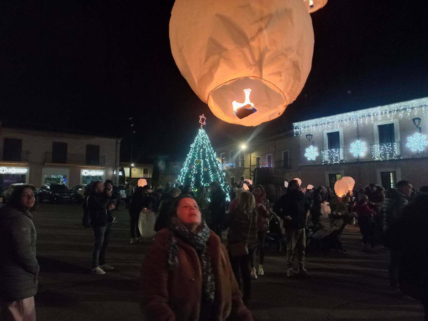 El lanzamiento de farolillos en varios pueblos de Valladolid, en imágenes