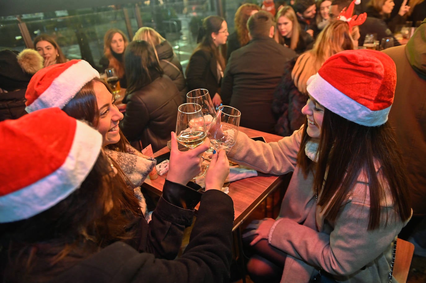 Alejandra, Paula y Clara hacen un brindis.