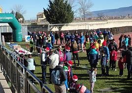 Participantes en las instalaciones de las pistas de atletismo durante los actos de la Marcha Navideña de Segovia.