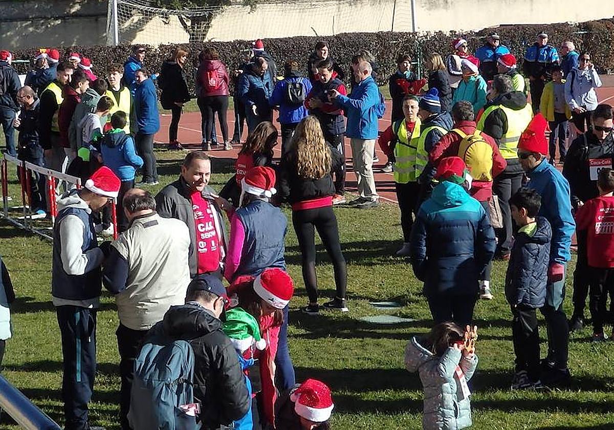 Participantes en las instalaciones de las pistas de atletismo durante los actos de la Marcha Navideña de Segovia.