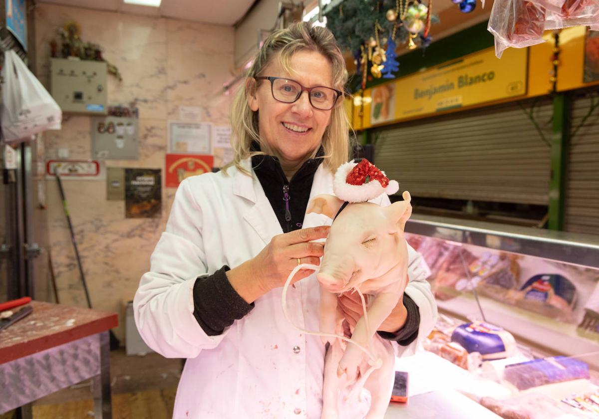 Mari Mar González, en su puesto de El Campillo, con un navideño cochinillo.