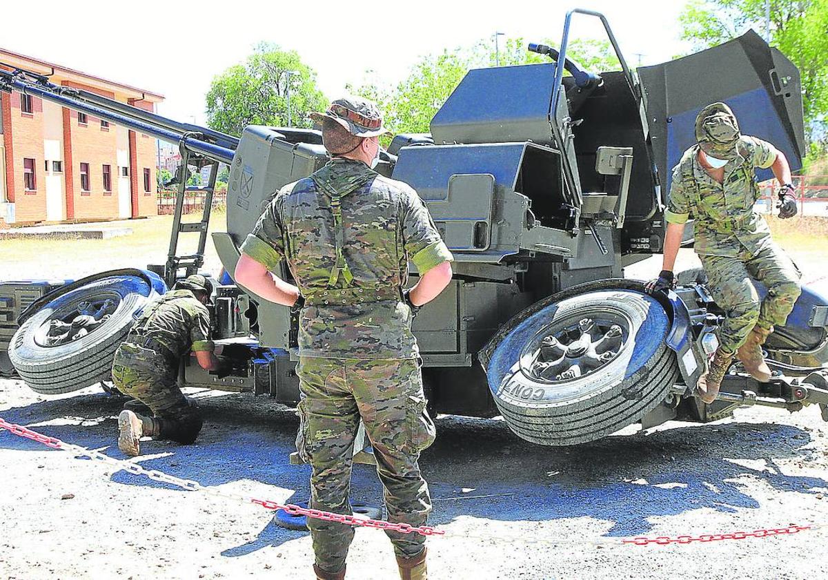 Militares realizan unos ejercicios en el parque de Baterías de Segovia.