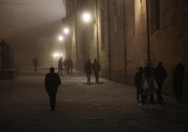 Niebla nocturna en el casco histórico de Salamanca.