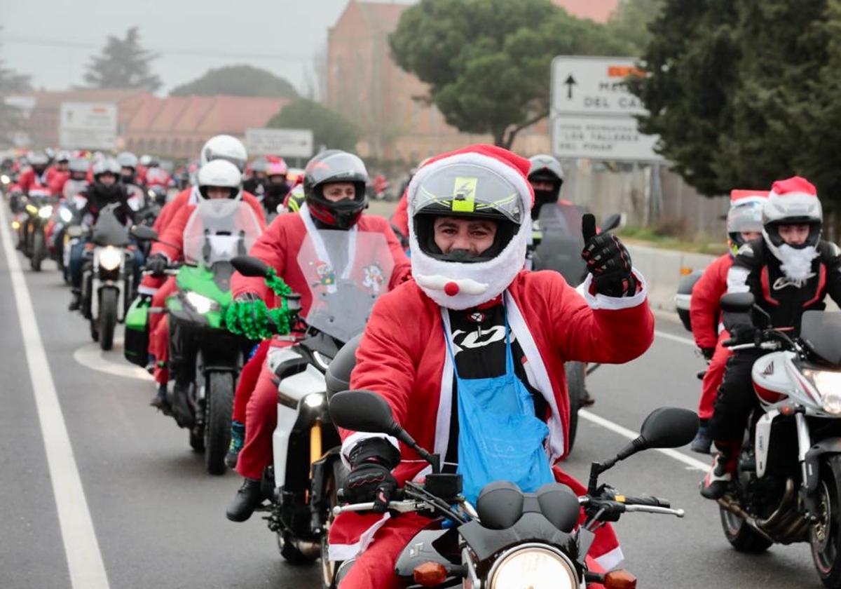 Decenas de moteros han participado este domingo en una cabalgata vestidos de Papá Noel.