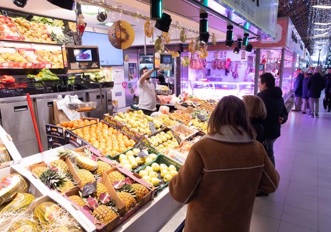 Venta de frutas y verduras en el mercado de El Val.