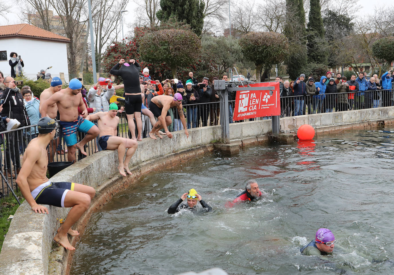 Un chapuzón solidario que desafía al frío