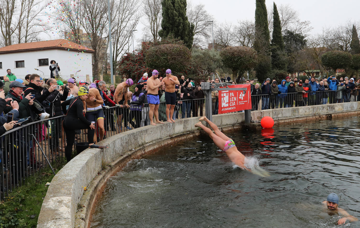 Un chapuzón solidario que desafía al frío