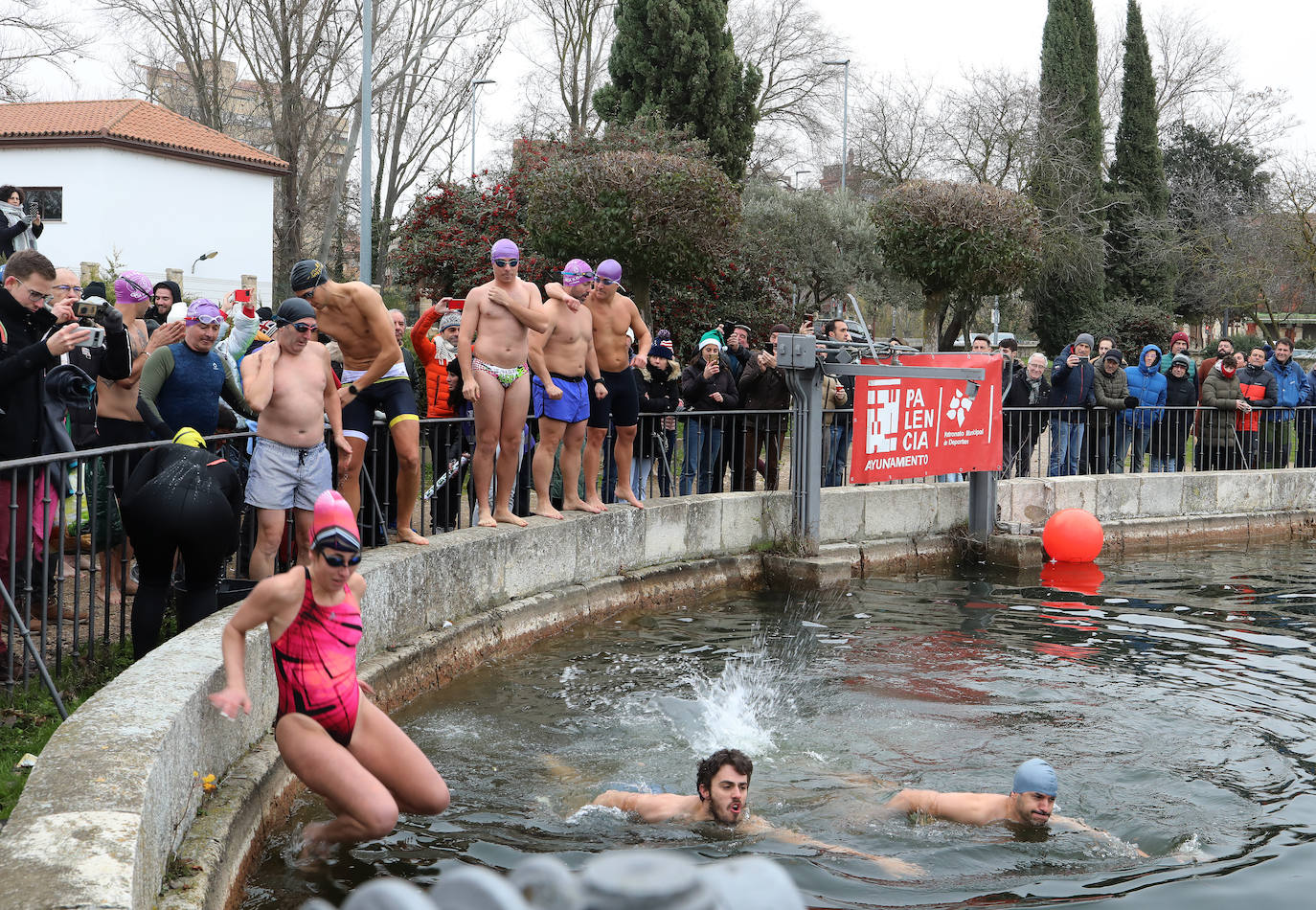 Un chapuzón solidario que desafía al frío