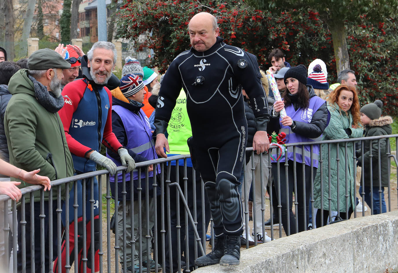 Un chapuzón solidario que desafía al frío