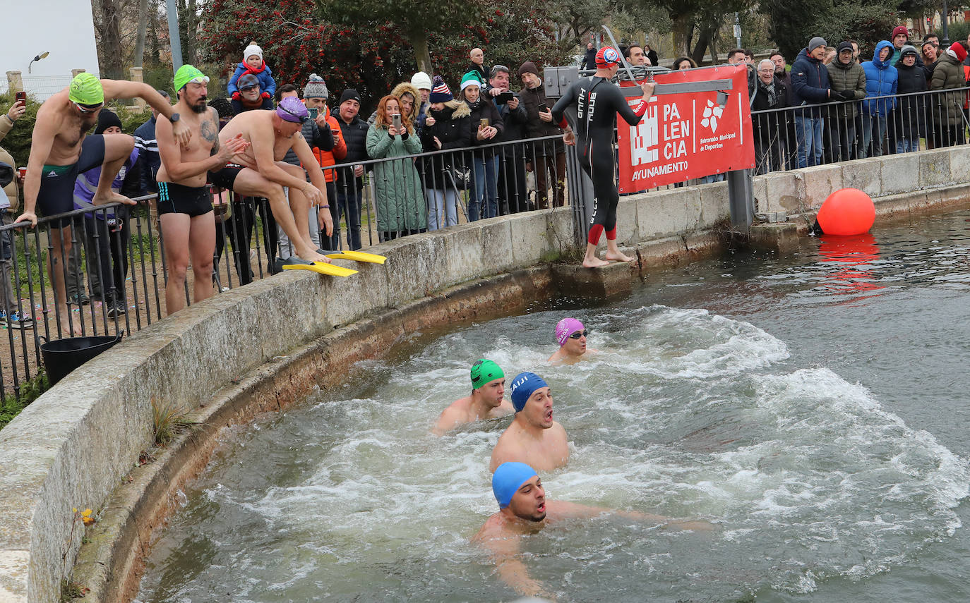Un chapuzón solidario que desafía al frío