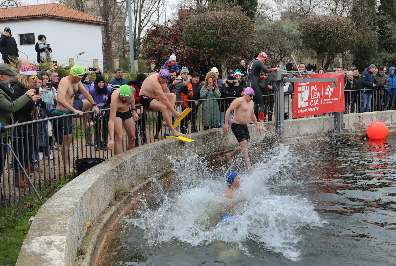 Un chapuzón solidario que desafía al frío
