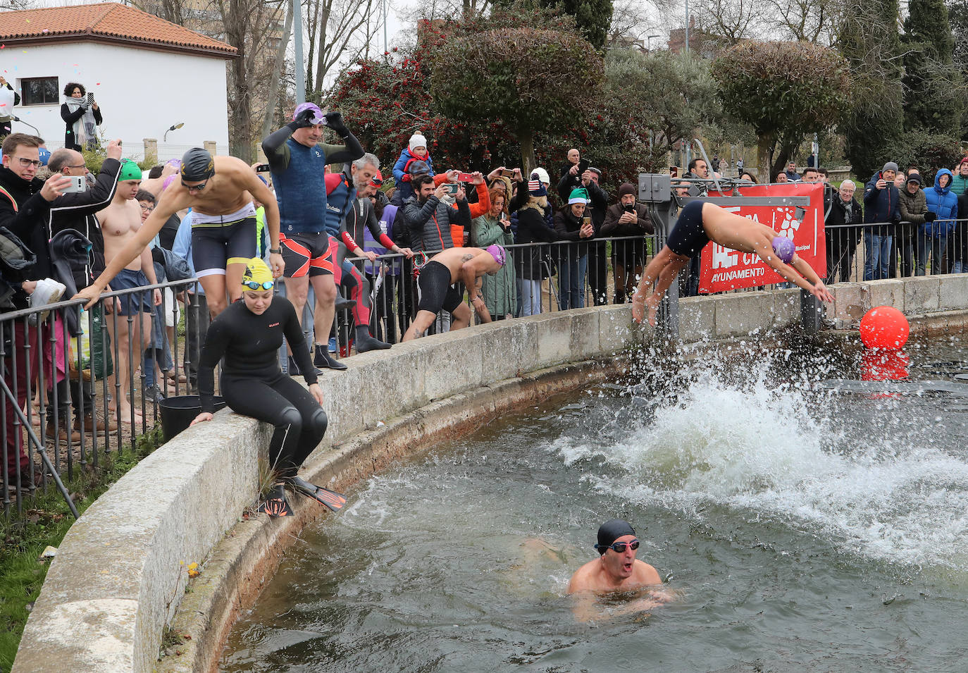 Un chapuzón solidario que desafía al frío