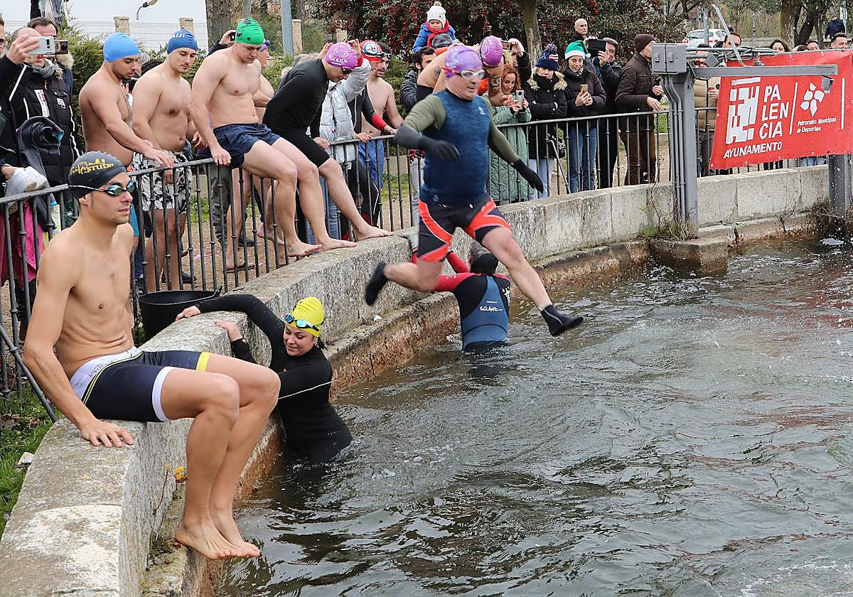 Un chapuzón solidario que desafía al frío
