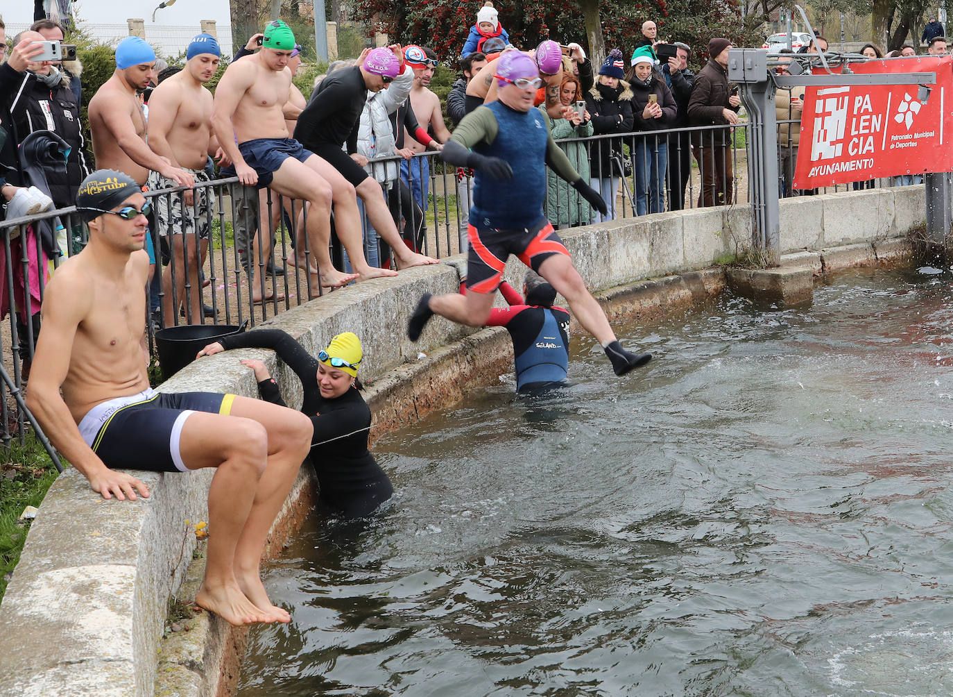 Un chapuzón solidario que desafía al frío