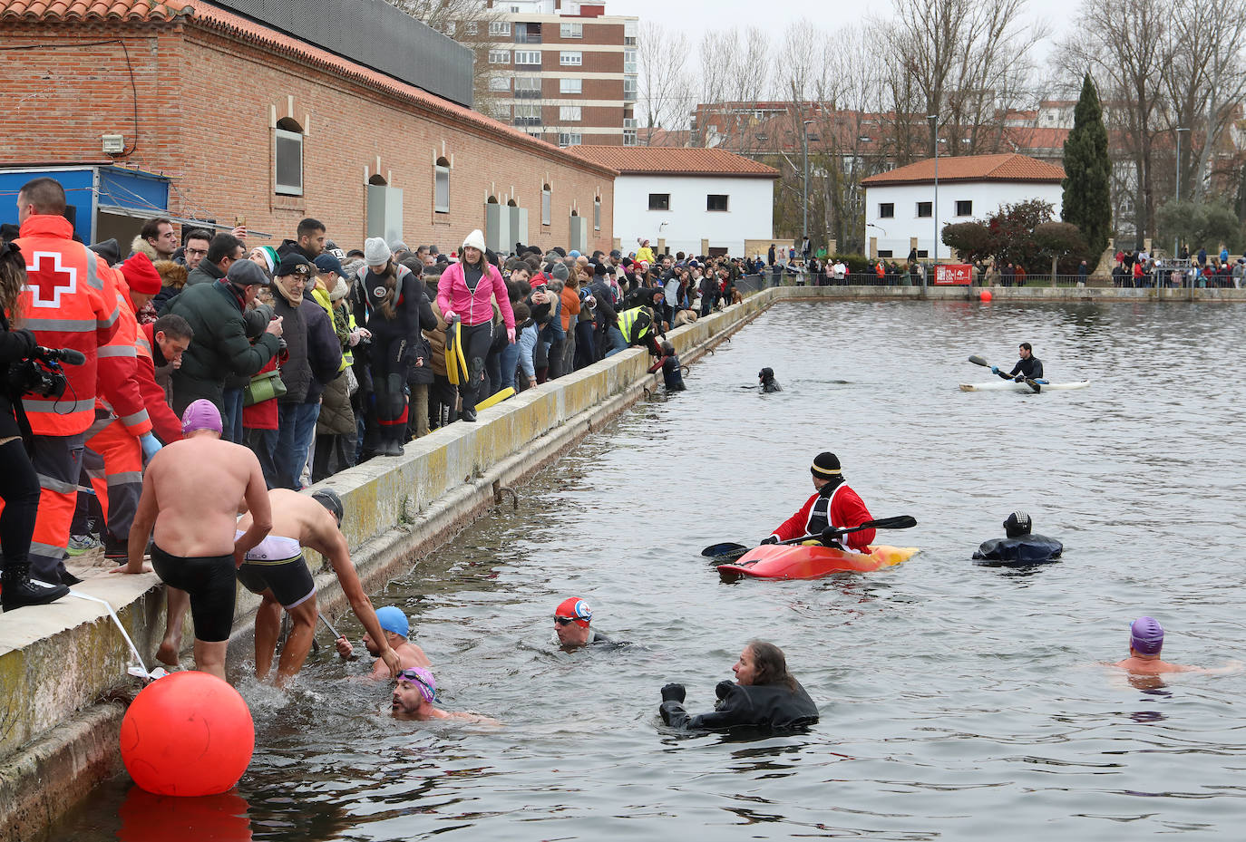 Un chapuzón solidario que desafía al frío