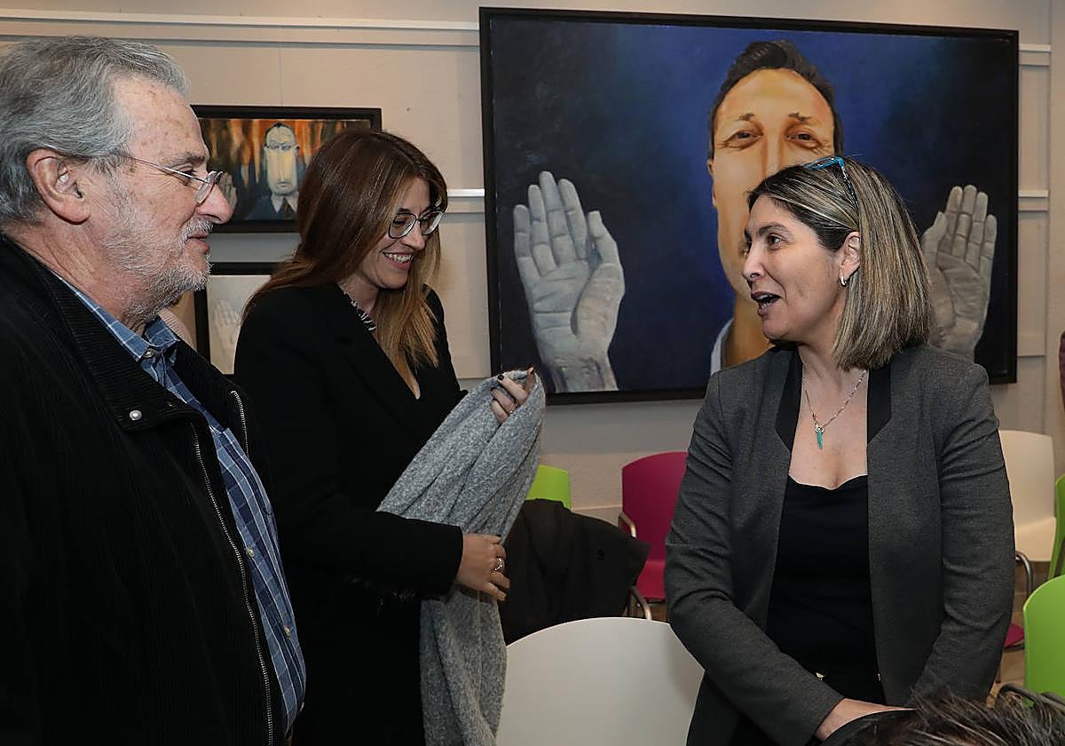 Virginia Franco, a la derecha, conversa con Juan Ramón Lagunilla en la última asamblea.