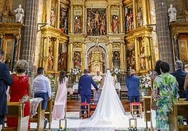 Una pareja contrae matrimonio en la iglesia de Vilacastín, en Segovia.