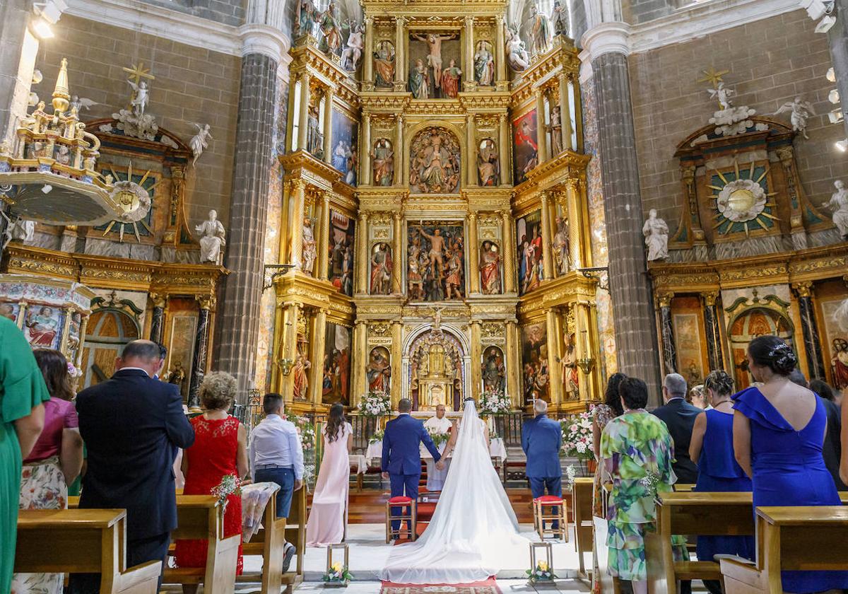 Una pareja contrae matrimonio en la iglesia de Vilacastín, en Segovia.