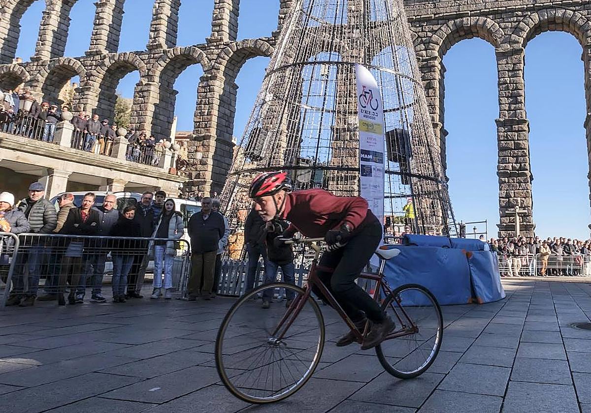 Uno de los particpantes en la Carrera del Pavo de Segovia, este lunes, pasa junto al árbol navideño que ha condicionado la prueba.