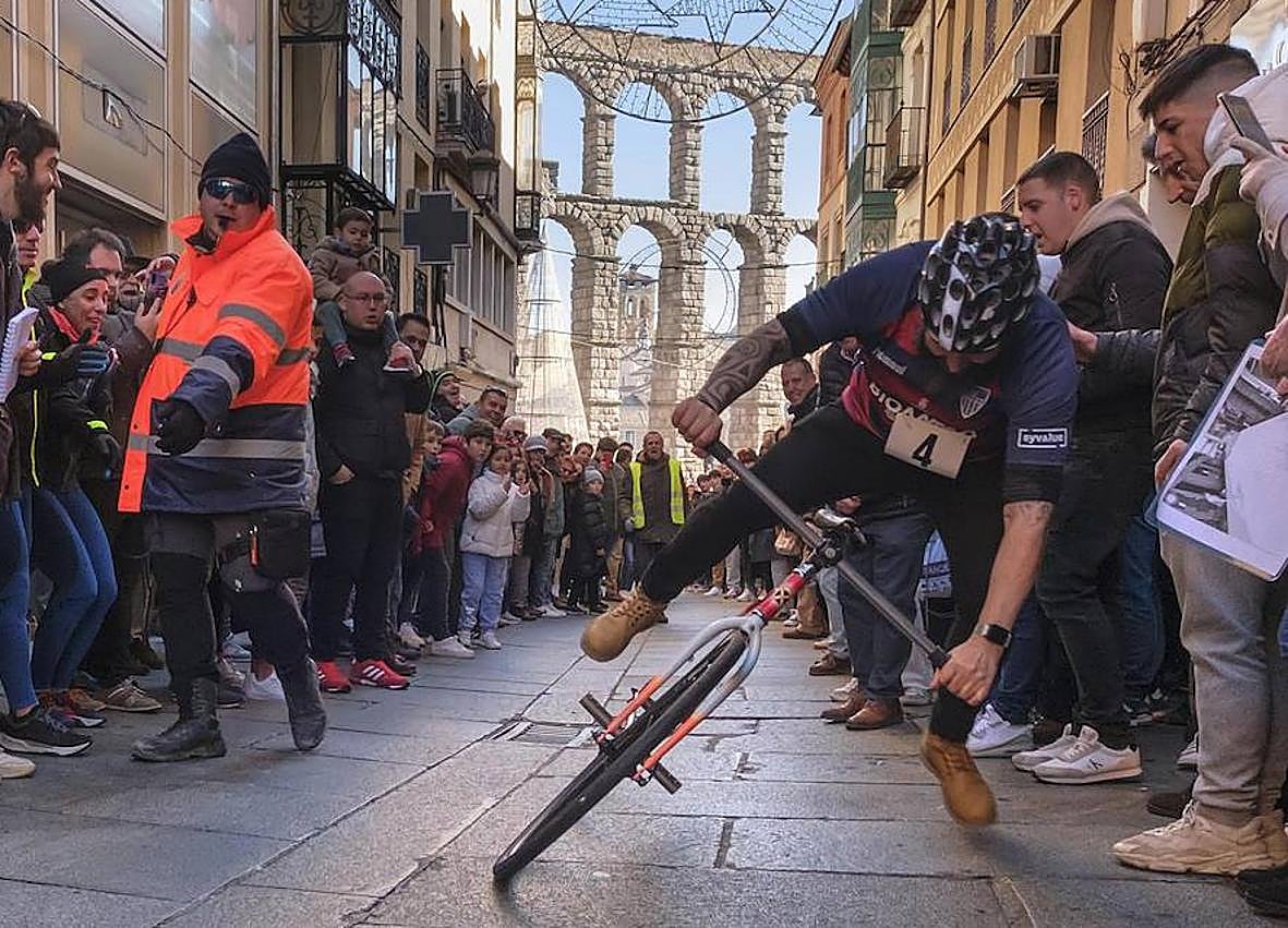Imagen secundaria 1 - Arriba, Perico Delgado saluda a la multitud que se ha acercado este lunes a la carrera. Abajo a la izquierda, uno de los corredores resbala y pone pie en tierra; a la derecha, un participante se agarra al manillar con fuerza.