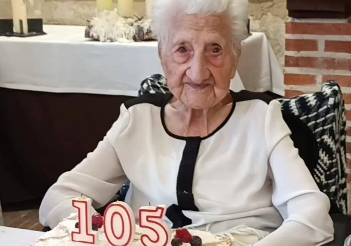 Rosa Benito, ante la tarta de su 105 cumpleaños, el pasado mes de agosto.