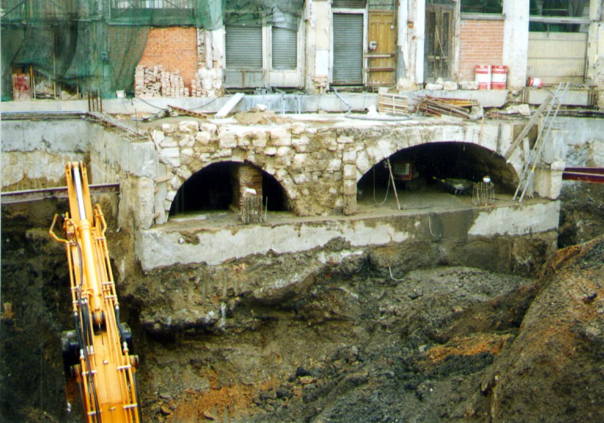 Imagen principal - Arriba los dos ojos del puente durante las obras en los inmuebles del costado occidental de la calle, abajo a la izquierda el interior del arco septentrional del puente y a la derecha estructuras adosadas al puente por su lateral occidental.