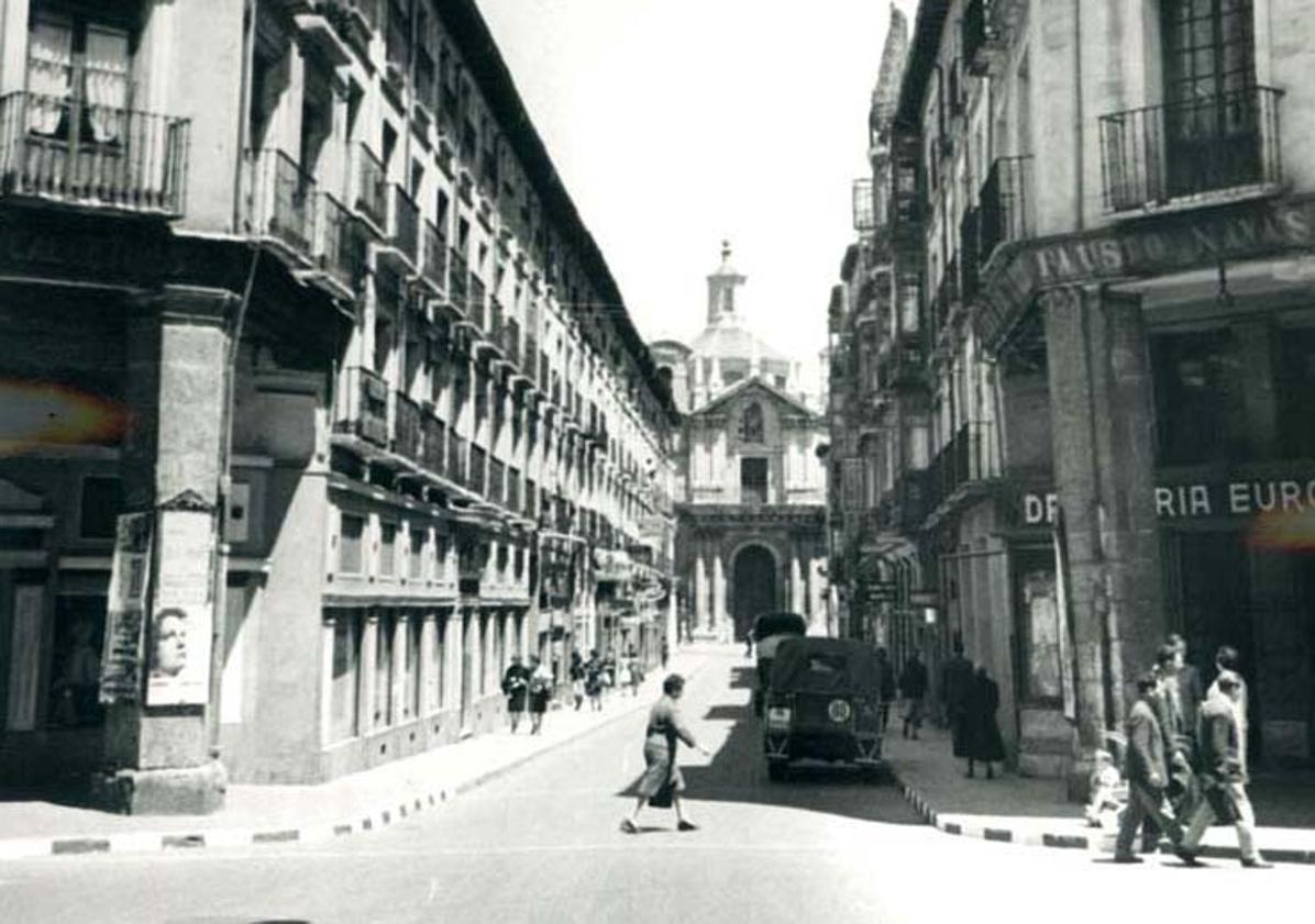 Imagen principal - Arriba perspectiva de la calle Platería en 1962, abajo a la izquierda el extremo septentrional de la calle, ccon la iglesia de la Vera Cruz al fondo, en los años 60 y a la derecha a celebración del Domingo de Ramos en el año 1975.