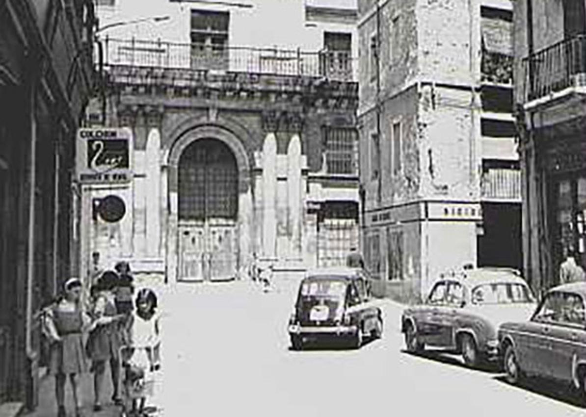 Imagen secundaria 1 - Arriba perspectiva de la calle Platería en 1962, abajo a la izquierda el extremo septentrional de la calle, ccon la iglesia de la Vera Cruz al fondo, en los años 60 y a la derecha a celebración del Domingo de Ramos en el año 1975.