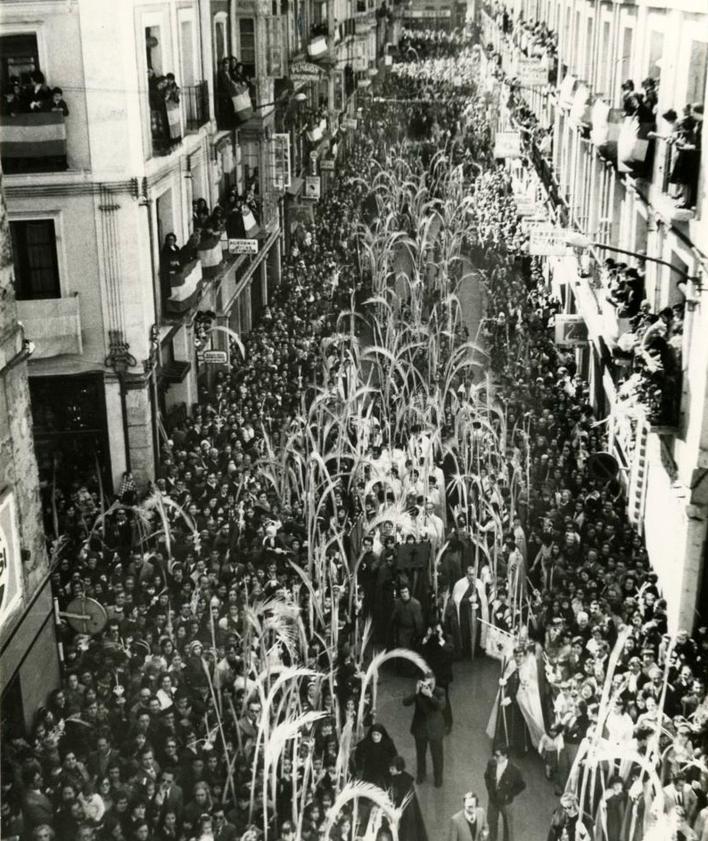 Imagen secundaria 2 - Arriba perspectiva de la calle Platería en 1962, abajo a la izquierda el extremo septentrional de la calle, ccon la iglesia de la Vera Cruz al fondo, en los años 60 y a la derecha a celebración del Domingo de Ramos en el año 1975.