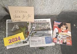 Periódicos y velas colocados a los pies del pilar dedicado a Concha Velasco en el Teatro Calderón.