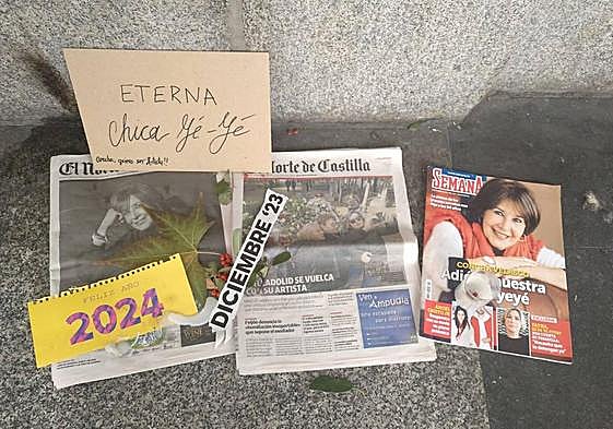 Periódicos y velas colocados a los pies del pilar dedicado a Concha Velasco en el Teatro Calderón.