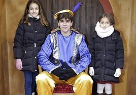 El Cartero Real posa con dos niñas que ayer entregaron sus cartas.